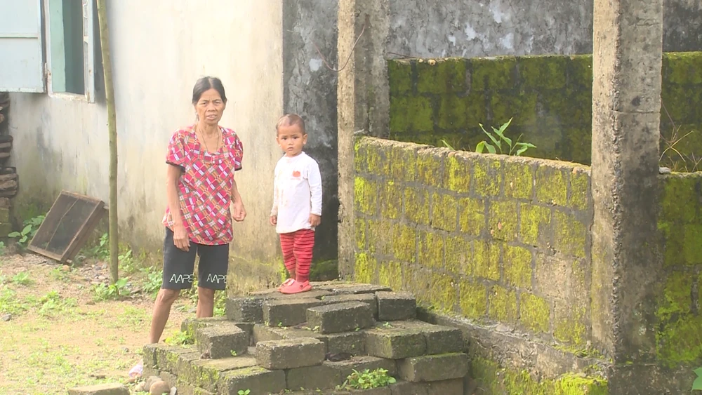 Hơn 10 năm đến định canh, định cư tại thôn Sông Ngân nhưng đến nay người dân vẫn chưa có sổ hồng. Ảnh: ND