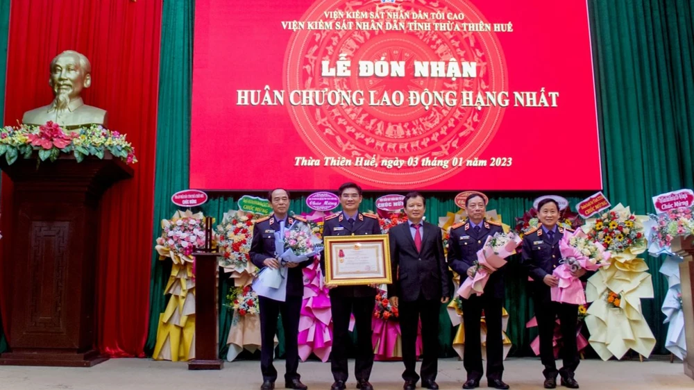 Ông Nguyễn Thanh Hải, Viện trưởng VKSND tỉnh Thừa Thiên - Huế đón nhận Huân chương Lao động hạng Nhất.