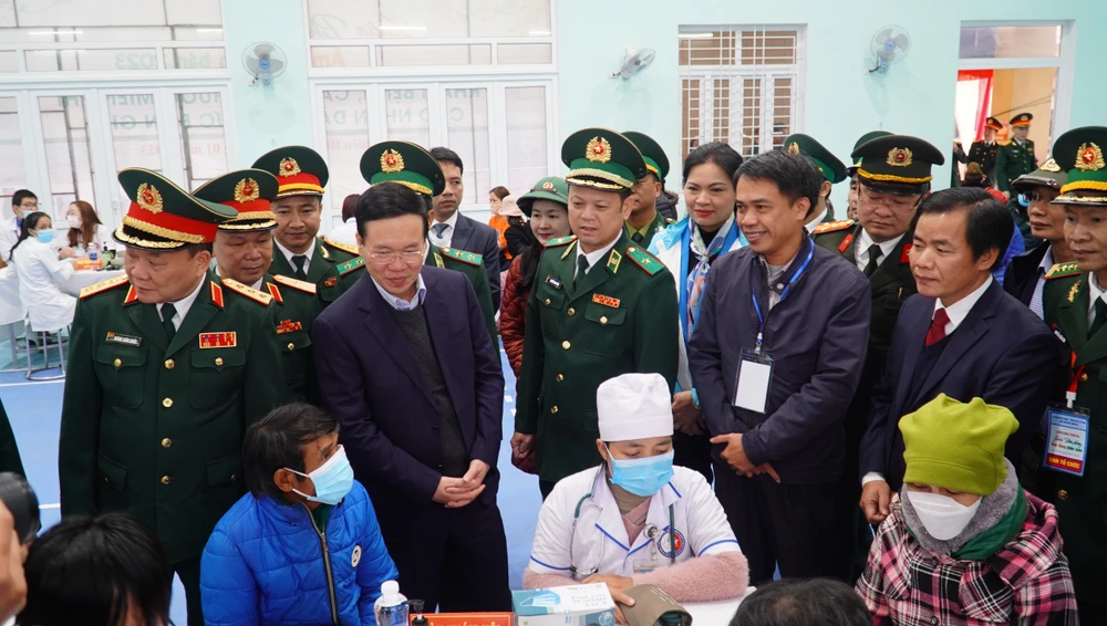 Thường trực Ban Bí thư trực tiếp đến động viên, thăm hỏi đội ngũ y, bác sĩ thực hiện nhiệm vụ và nhân dân đến khám chữa bệnh tại nhà văn hóa xã Trung Sơn. Ảnh: N.HIẾU