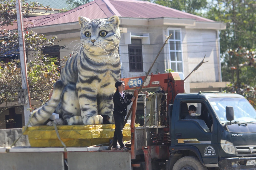 Tượng mèo được di chuyển đến quảng trường tại thị trấn Ái Tử, huyện Triệu Phong.