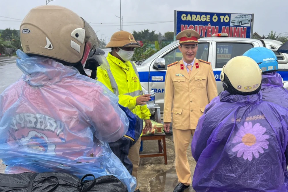 CSGT tiếp sức, hỏi thăm người dân trên đường trở lại các tỉnh thành làm việc.