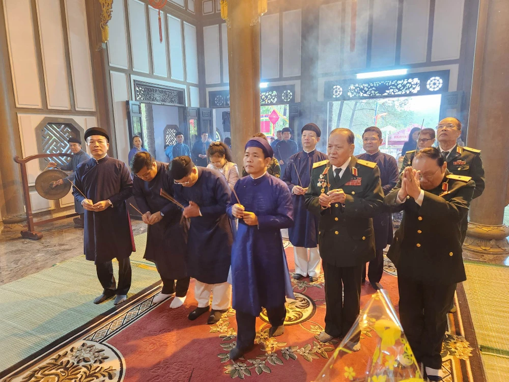 Lãnh đạo tỉnh Thừa Thiên - Huế dâng hương tại Trung tâm Văn hóa Huyền Trân. Lãnh đạo tỉnh Thừa Thiên - Huế dâng hương tại Trung tâm Văn hóa Huyền Trân.