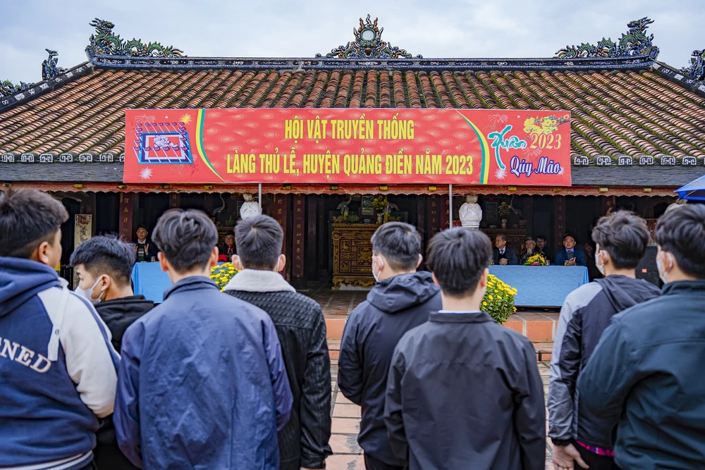 Ngày 30-1 (mùng 9 Tết), hội vật truyền thống làng Thủ Lễ (huyện Quảng Điền, Thừa Thiên - Huế) diễn ra thu hút đông đảo người dân và du khách tham gia, cổ vũ. Ảnh: L.HOÀNG