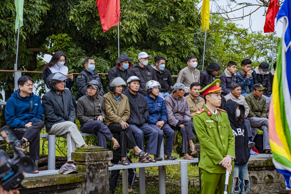 Đông đảo người dân đến theo dõi các đô vật thi tài. Ảnh: L.HOÀNG