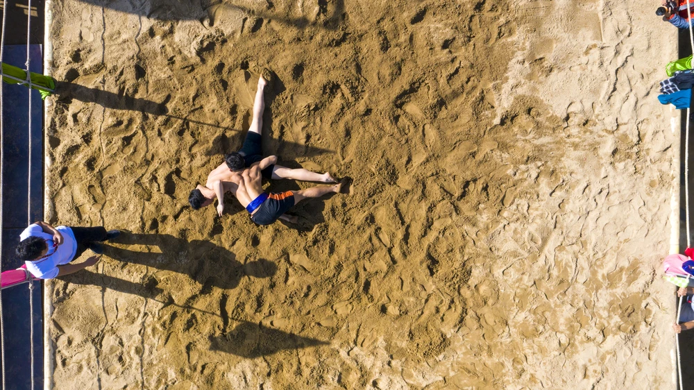 Cách trung tâm thành phố Huế khoảng 9km, xuôi theo dòng sông Hương, làng Lại Ân có tên Nôm là Sình được biết đến như là một làng văn vật của đất cố đô, vốn nổi tiếng gần xa với nghề làm tranh dân gian và Hội vật được tổ chức vào ngày mồng Mười tháng Giêng Âm lịch hàng năm. Ảnh: L.HOÀNG