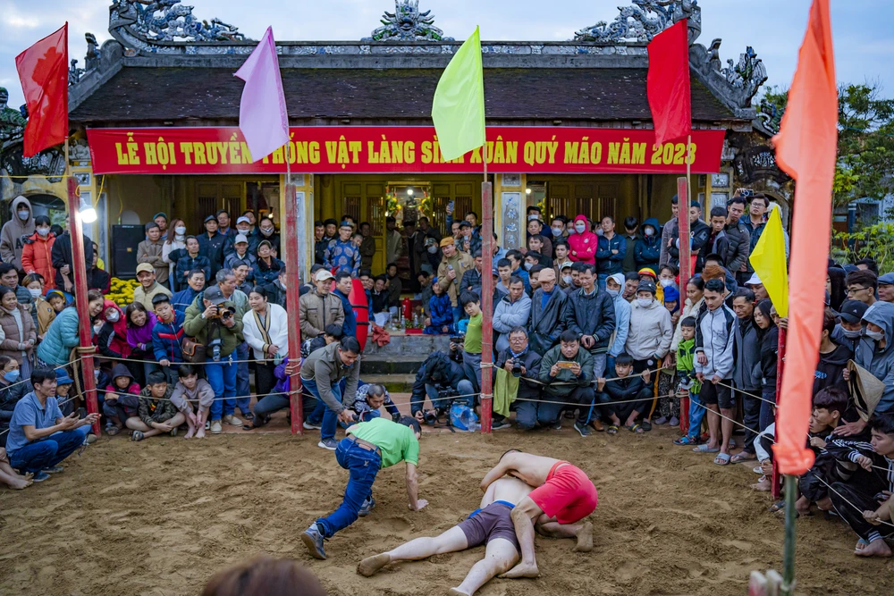 Chính vì thế, đây là hoạt động văn hóa truyền thống giàu tinh thần thượng võ, khích lệ việc rèn luyện sức khỏe, lòng dũng cảm, sự tự tin, mưu trí của lớp trẻ. Ảnh: L.HOÀNG