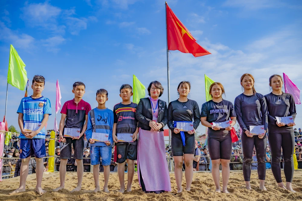 Ban tổ chức trao thưởng cho các đô vật. Ảnh: L.HOÀNG