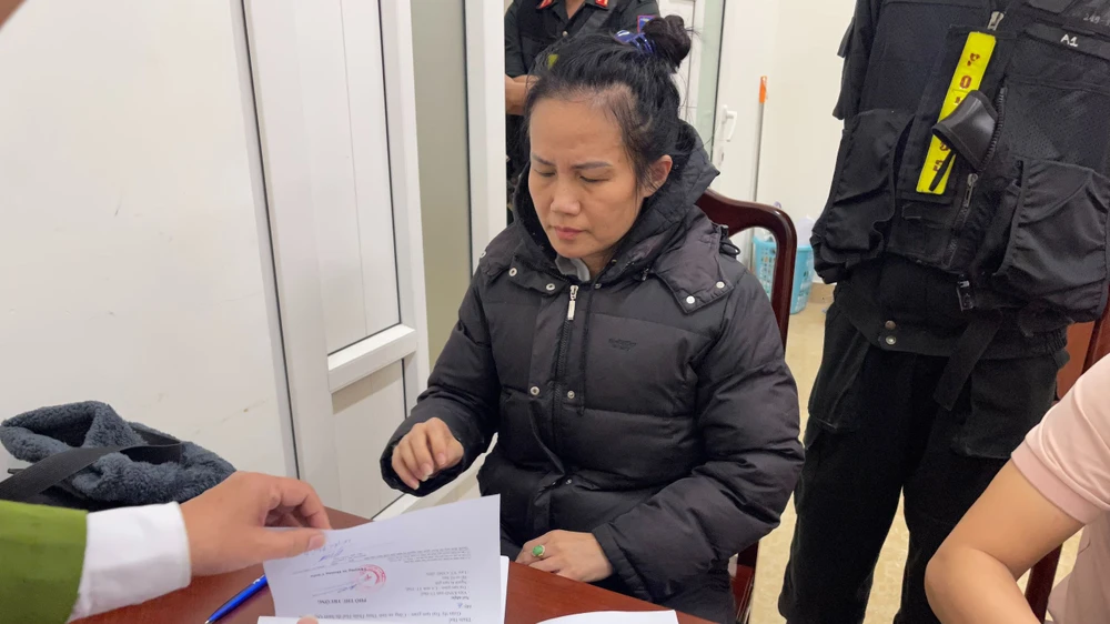 Lê Thị Mỹ Dung tại cơ quan công an.