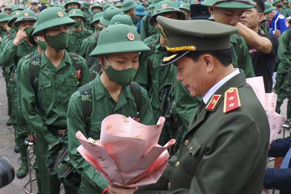 Đến dự và động viên thanh niên lên đường nhập ngũ tại thành phố Huế có Trung tướng Lê Quốc Hùng, Thứ trưởng Bộ Công an.