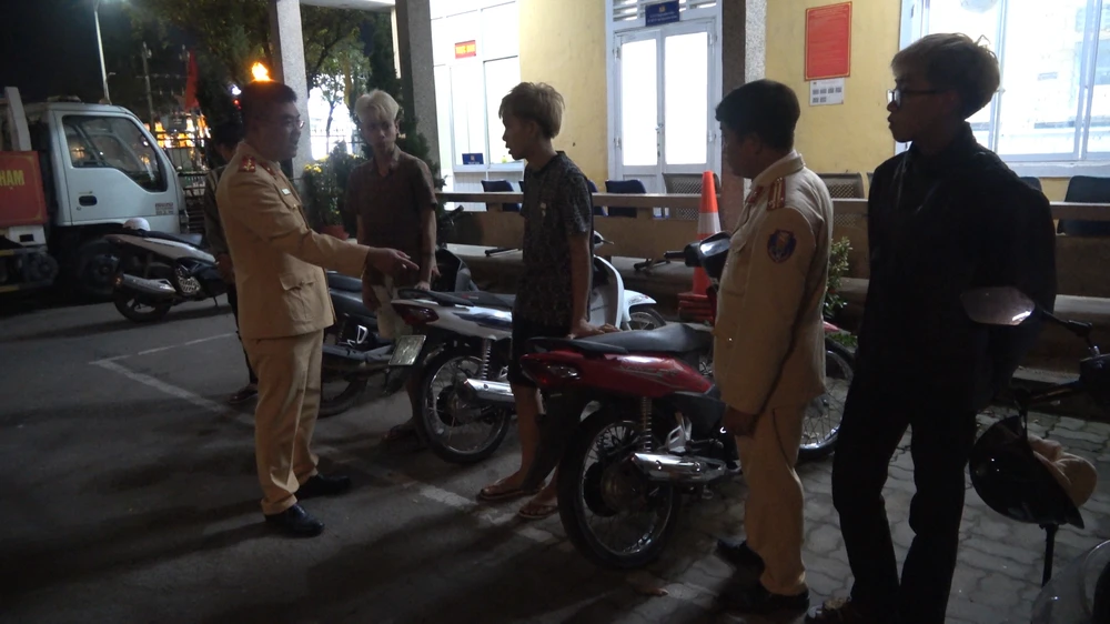 Nhóm thiếu niên đi xe lạng lách, thách thức công an.