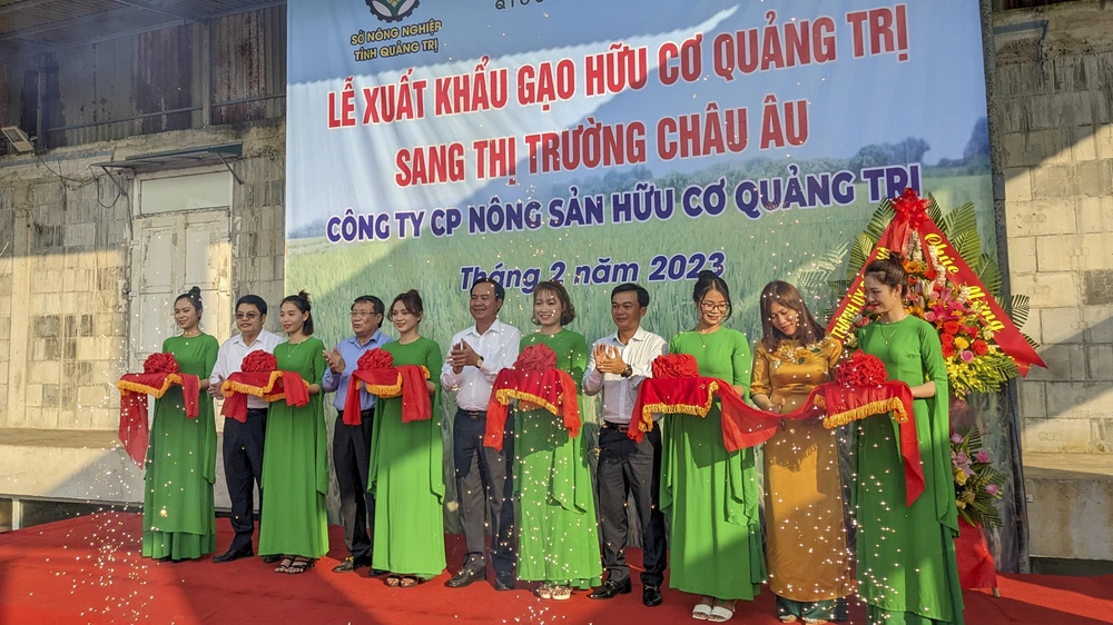 Lãnh đạo UBND tỉnh Quảng Trị cùng cắt băng tại lễ xuất khẩu gạo hữu cơ Quảng Trị sang thị trường Châu Âu. Ảnh: ND