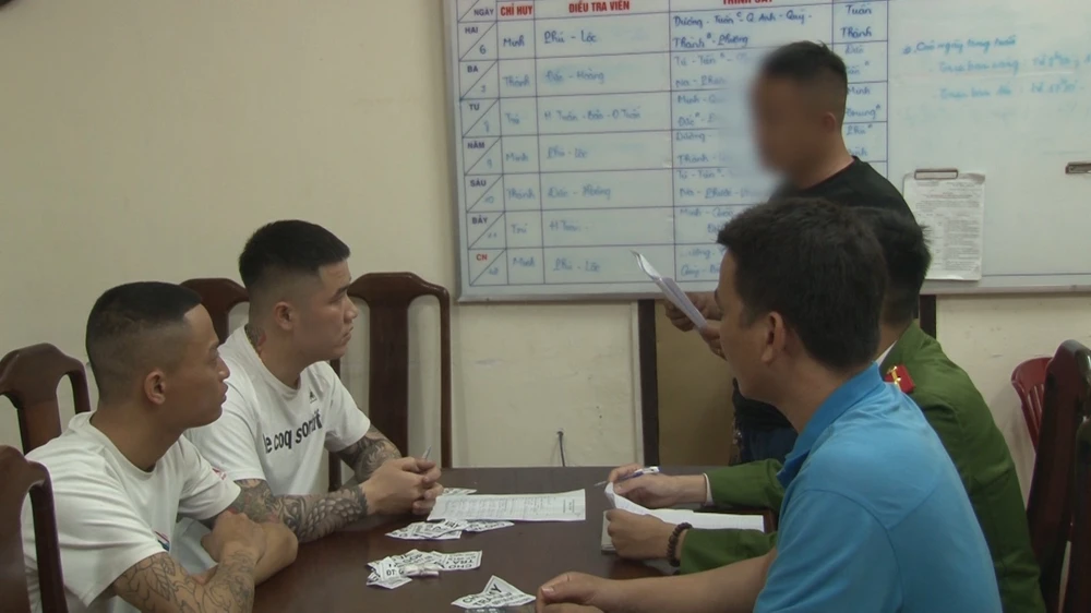 Lực lượng công an làm việc với những người cho vay lãi nặng.