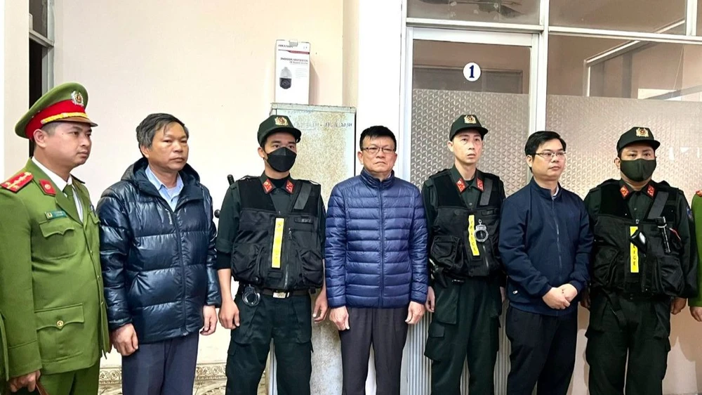 Giám đốc cùng 2 Phó giám đốc Trung tâm đăng kiểm xe cơ giới tỉnh Thừa Thiên - Huế bị bắt. Ảnh: CA
