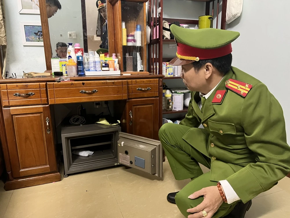 Lực lượng chức năng đã tổ chức khám xét nơi làm việc và nhà riêng của các bị can. Ảnh: CA