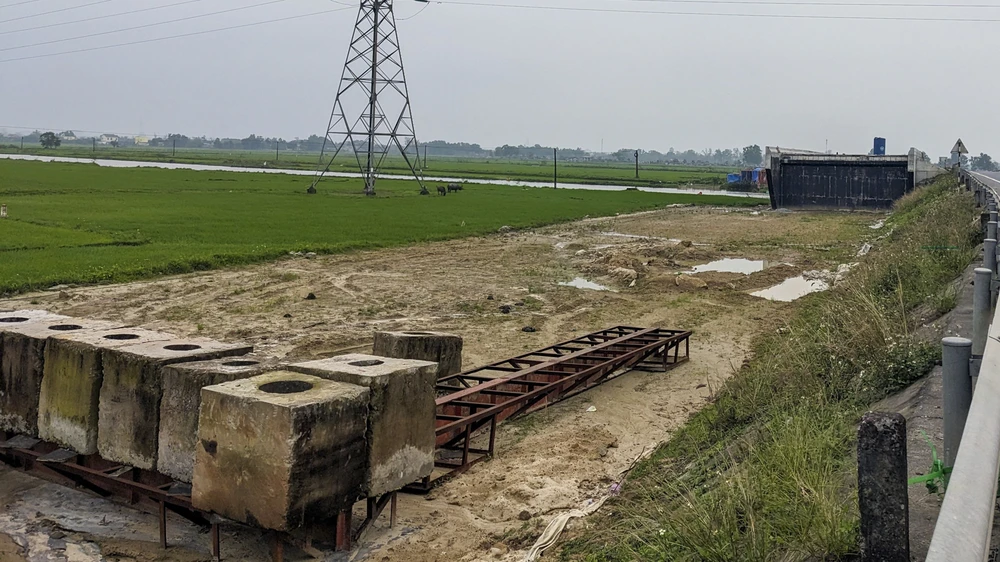 Đơn vị thi công các hạng mục như san mặt bằng, làm cầu tại một số vị trí đã được GPMB. Ảnh: NGUYỄN DO