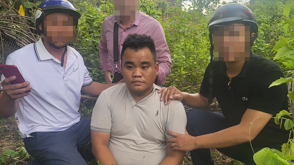 Võ Văn Thạnh bị các chiến sĩ phòng CSHS Công an tỉnh Quảng Trị bắt khi đang lẩn trốn tại Bình Thuận. Ảnh: CA