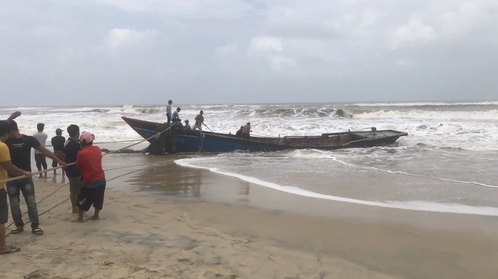 Người dân cùng lực lượng chức năng tổ chức trục vớt chiếc tàu.