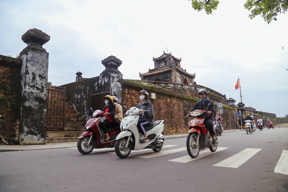 Theo lãnh đạo Trung tâm Bảo tồn Di tích Cố đô Huế, thời gian tới, Trung tâm sẽ trưng bày thêm hình ảnh các nghi lễ cung đình, vua, quan triều Nguyễn; phục dựng cảnh lính gác tuần tra… giúp sinh động thêm tuyến đường đi bộ. Theo dự kiến, đến năm 2025, tuyến đường đi bộ trên thượng thành sẽ nối thông hoàn toàn.