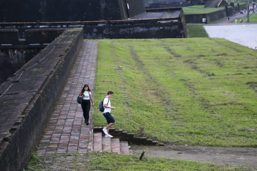 Du khách nước ngoài tỏ ra thích thú khi đi dạo trên tường thành.