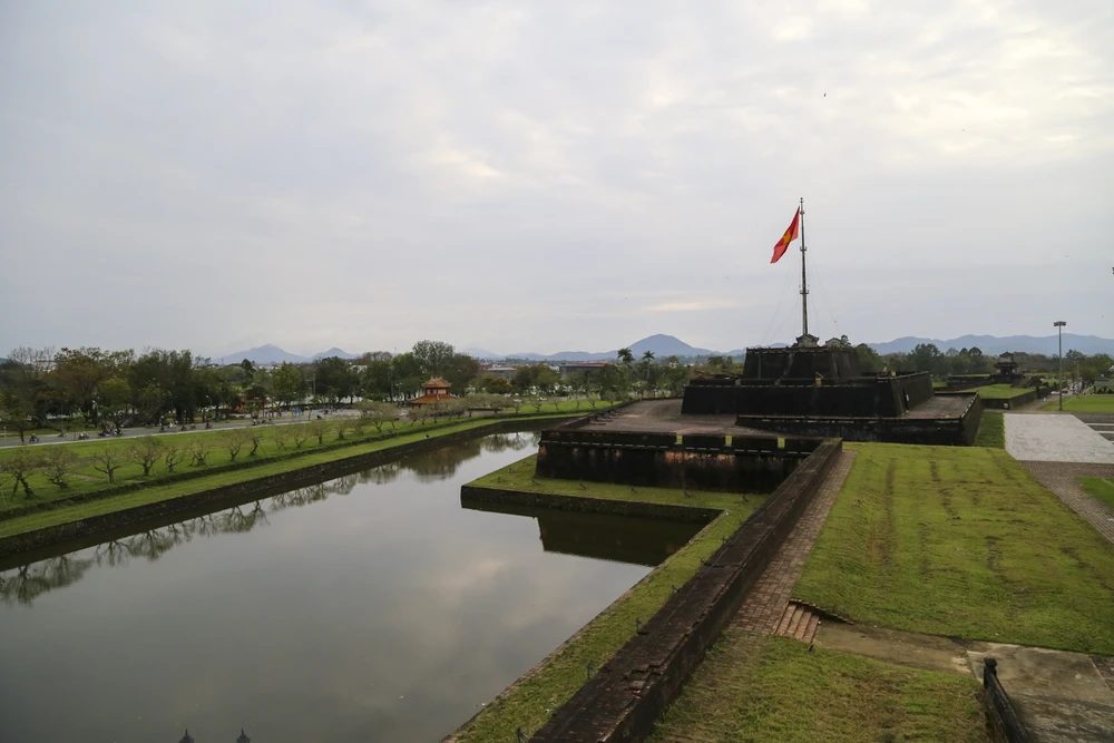 Con đường đi bộ trên tường thành, từ eo bầu Nam Xương (phía trong cửa Thể Nhơn) sang eo bầu Nam Thắng (phía trong cửa Quảng Đức), ngang qua cột cờ Phu Văn Lâu đã được Trung tâm bảo tồn di tích Cố đô Huế chỉnh trang, nối thông trước dịp Tết Nguyên đán Quý Mão.
