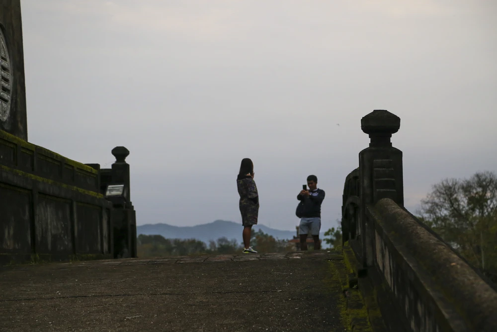 Nhiều du khách đến check-in trên con đường đi bộ mới.