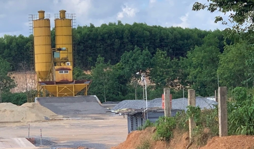 Trạm trộn bê tông tại xã Vĩnh Sơn.