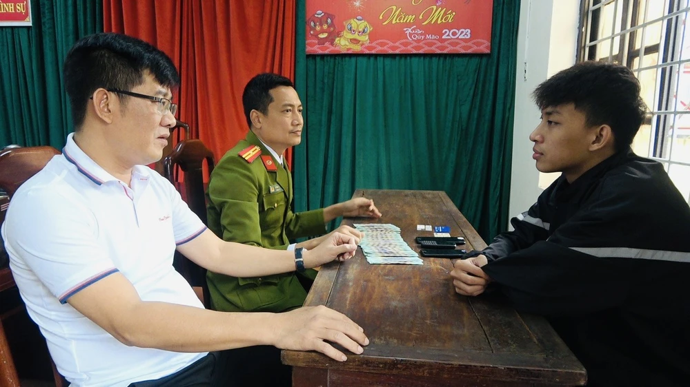 Trung tá Lê Ngọc Minh, Đội trưởng Đội CSHS Công an TP Huế lấy lời khai Nguyễn Nhật Tân (bên phải).