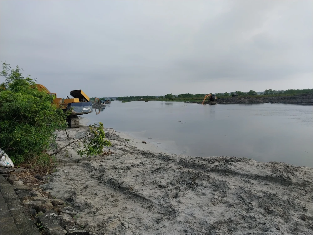 Các đơn vị đang thi công bờ kè. Ảnh: ND