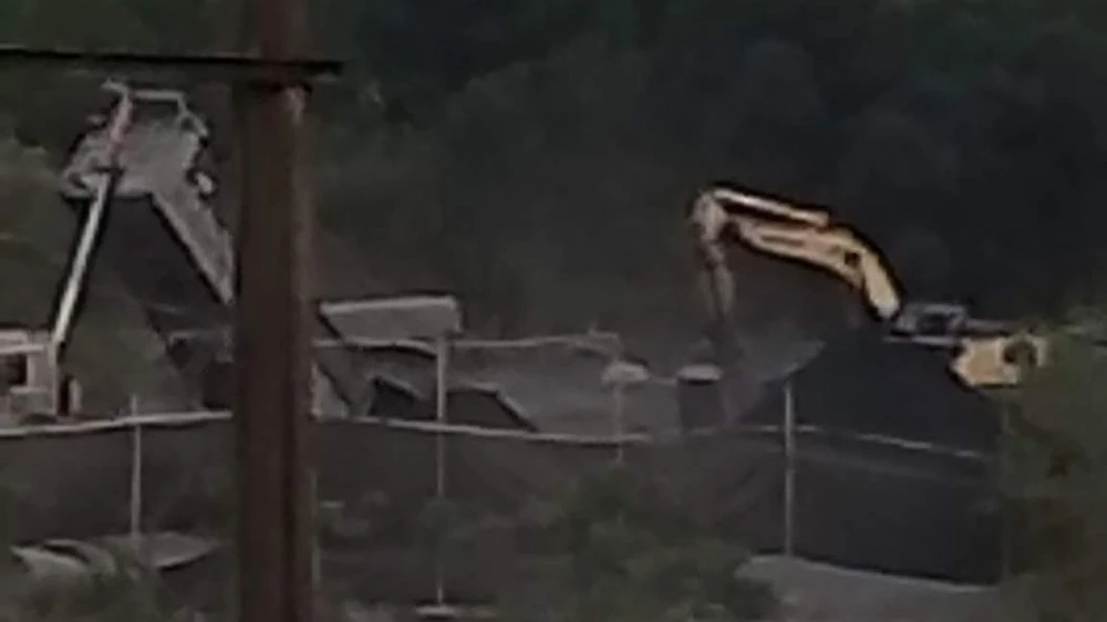 Người dân phản ánh việc Tập đoàn Hoành Sơn vẫn tiếp tục đổ than vào bãi trái với kết luận của UBND huyện Cam Lộ.