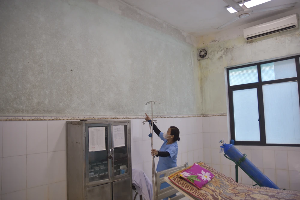 Công trình xuống cấp ảnh hưởng đến việc khám chữa bệnh tại bệnh viện. Ảnh: NGUYỄN DO