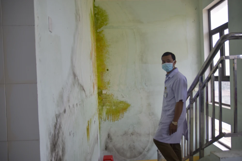 Các góc tường cũng bị thấm, hư hỏng. Ảnh: NGUYỄN DO