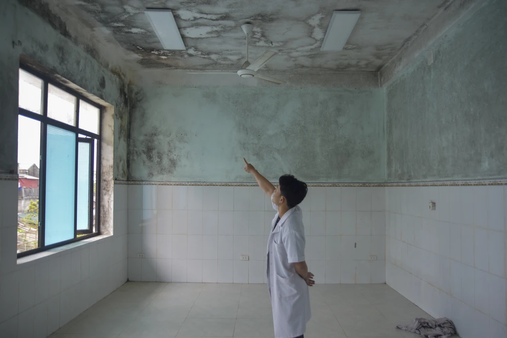 Căn phòng bị thấm dột không thể sử dụng được. Ảnh: NGUYỄN DO