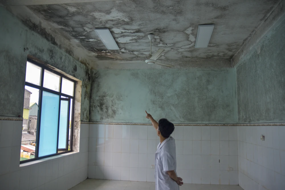 Nhiều phòng không thể sử dụng vì thấm dột. Ảnh: NGUYỄN DO