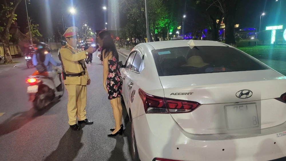 Lực lượng CSGT kiểm tra nồng độ cồn người điều khiển phương tiện giao thông. Ảnh: TH