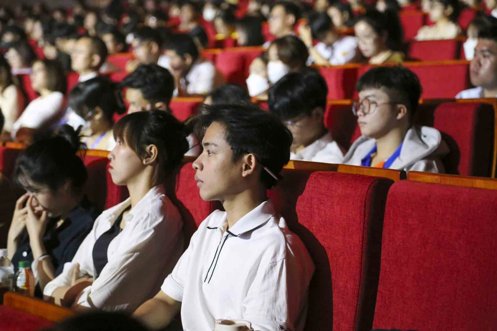 Các học sinh, sinh viên tham dự ngày hội. Ảnh: NGUYỄN DO