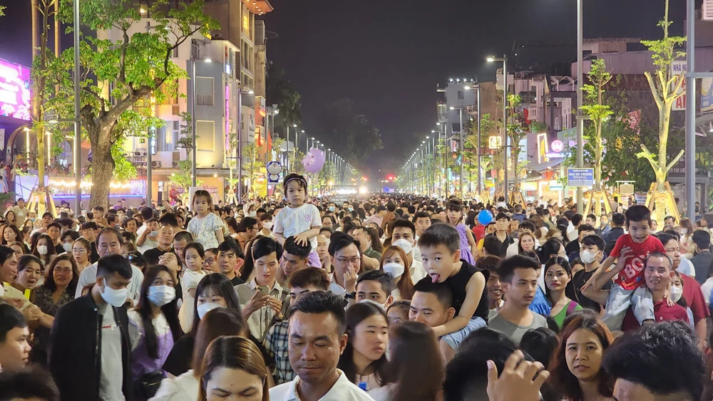 Phố đi bộ Hai Bà Trưng thu hút rất đông người dân trong ngày khai trương.