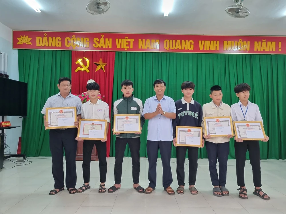 UBND xã Triệu Lăng tổ chức khen thưởng sáu người dân vì có hành động dũng cảm cứu người đuối nước. Ảnh: BT