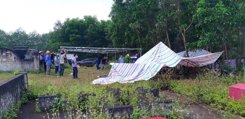 Lực lượng chức năng có mặt tại hiện trường để điều tra, làm rõ vụ việc. Lực lượng chức năng có mặt tại hiện trường để điều tra, làm rõ vụ việc.