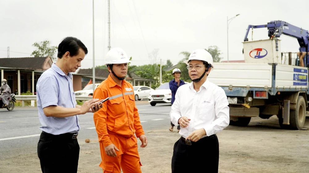 Công ty Điện lực Quảng Trị có mặt để triển khai khắc phục sự cố.