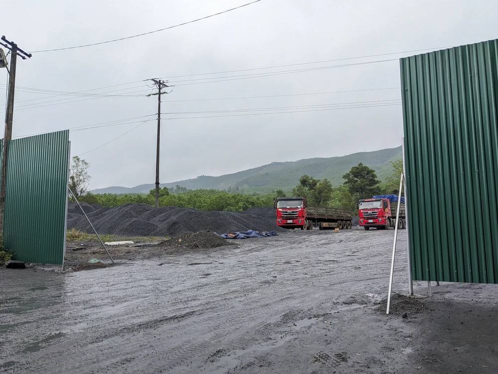 Bãi tập kết than của Công ty CP Tập đoàn Hoành Sơn gây ô nhiễm bị người dân phản ánh vào tháng 3-2023. Ảnh: NGUYỄN DO