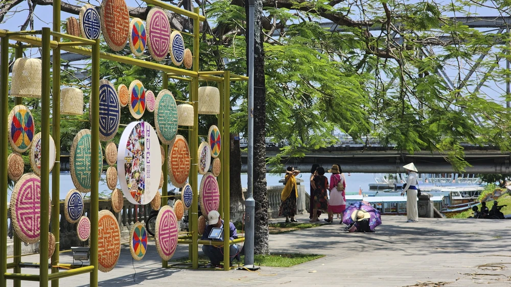 Ông Lê Như Chinh, Giám đốc Trung tâm Công viên Cây xanh Huế cho hay, dự kiến đến sáng 26-4, công tác trang trí sẽ hoàn thành.