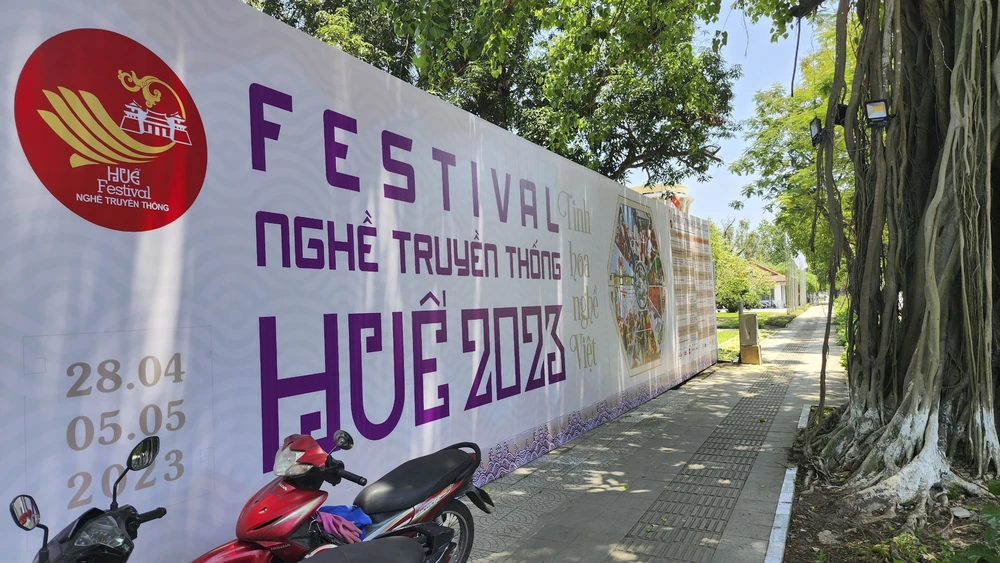 Thông tin về Festival Nghề truyền thống Huế 2023 xuất hiện trên nhiều tuyến phố.