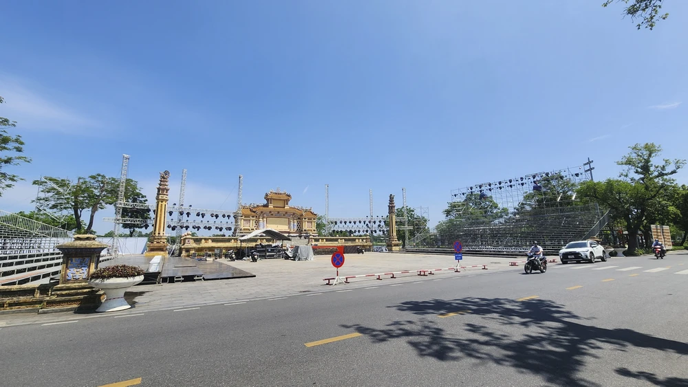 Khu vực Đài tưởng niệm chiến sĩ trận vong là nơi diễn ra lễ khai mạc, bế mạc, chương trình giao lưu văn hóa - nghệ thuật.