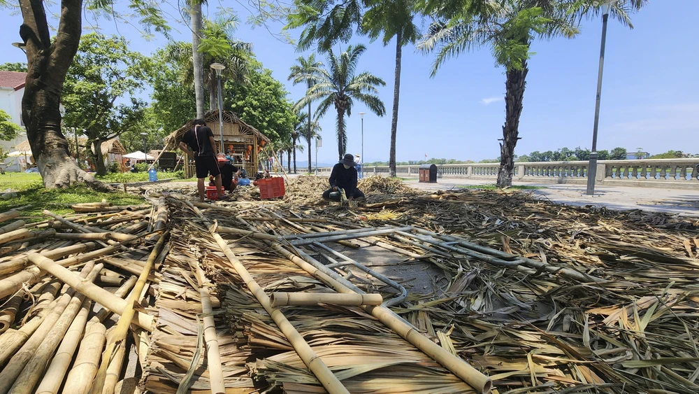 Những ngày này, công nhân đang khẩn trương hoàn thành các công việc để chuẩn bị cho kỳ Festival.