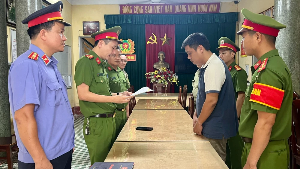 Nguyễn Minh Hoàn bị khởi tố về hành vi lừa đảo chiếm đoạt tài sản.