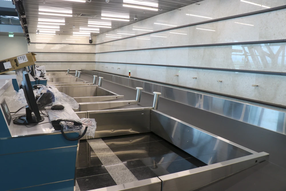 Trong đó công năng chính của tầng 1 gồm sảnh đến, băng chuyền hành lý, phòng điều khiển vận hành, khu vực nhập cảnh, cảng vụ, hải quan, phòng cho phi hành đoàn, phòng chờ VIP, phòng hành lý thất lạc, các phòng kỹ thuật điện...