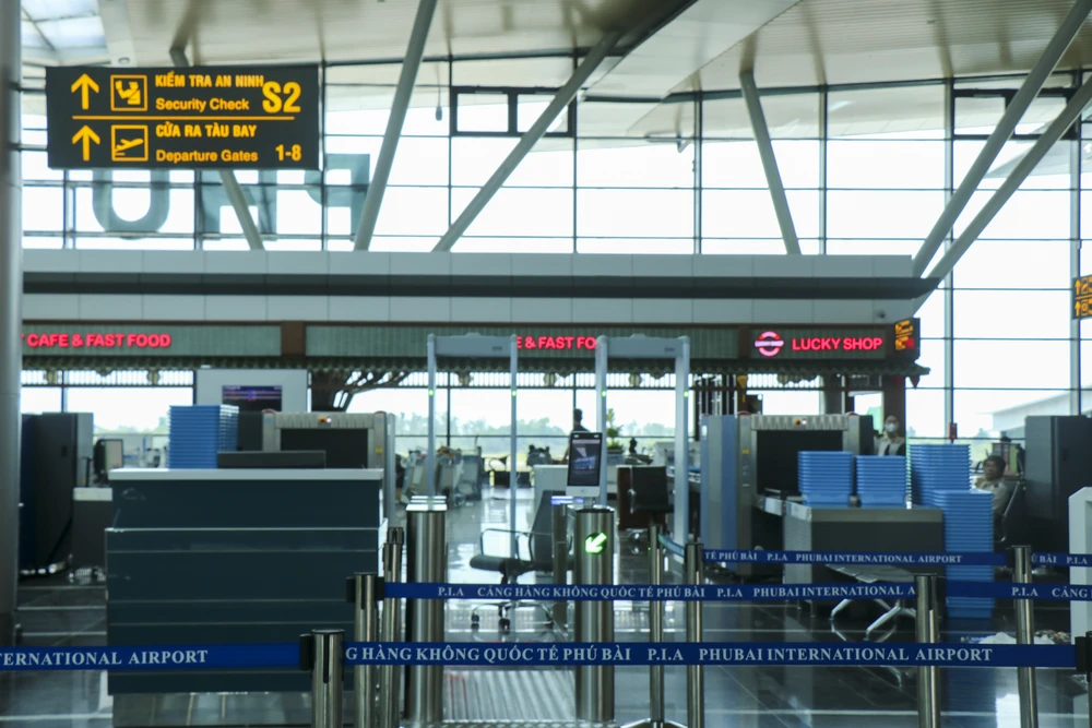 Tầng lửng gồm văn phòng các hãng hàng không, phòng điều hòa không khí, khu vệ sinh. Tầng 2 gồm sảnh đi, khu vực làm thủ tục, kiểm soát an ninh, khu vực xuất cảnh, khu vực chờ lên máy bay, phòng chờ VIP, văn phòng, khu vực dịch vụ...