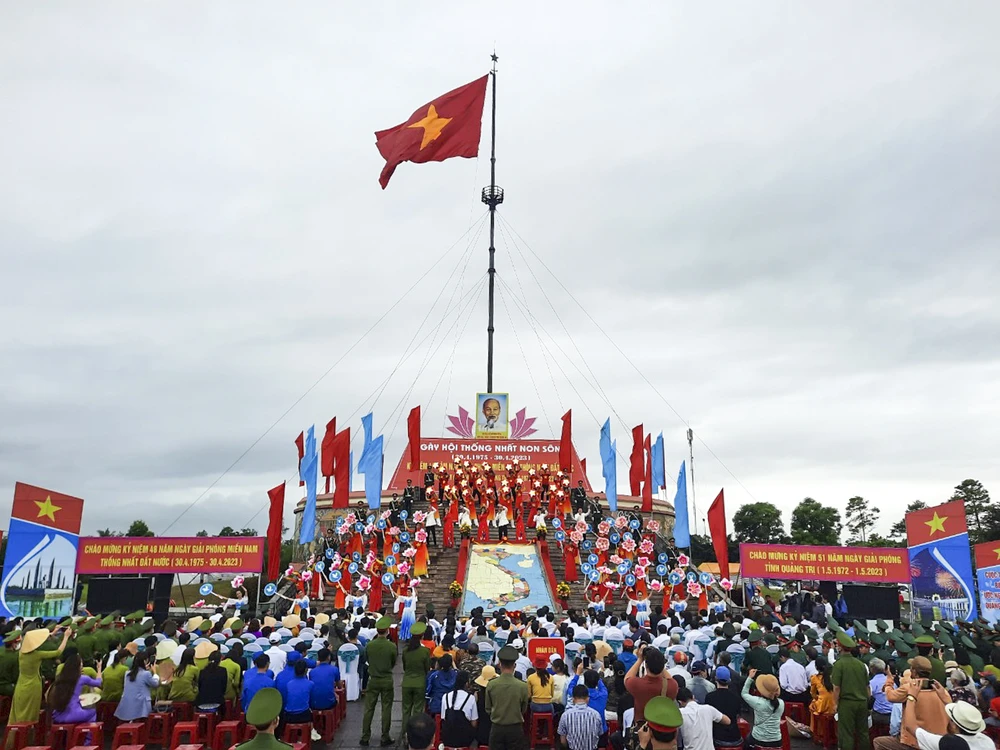 Lễ thượng cờ tại Khu di tích đặc biệt Đôi bờ Hiền Lương - Bến Hải.