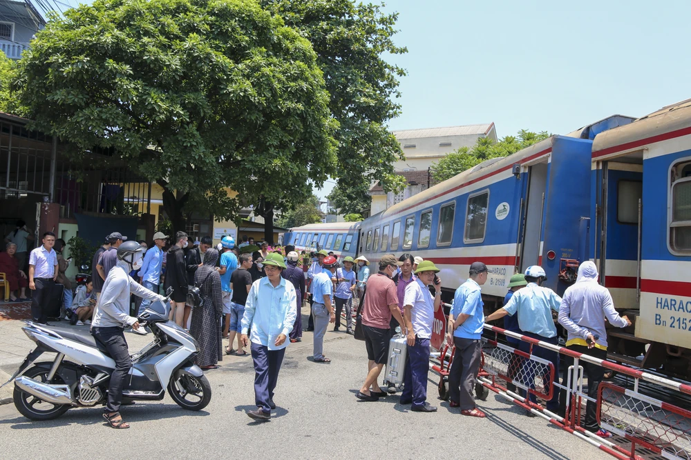 Tàu gặp sự cố phải dừng lại ở vị trí giao nhau với đường Điện Biên Phủ khiến giao thông đường bộ bị ùn tắc.