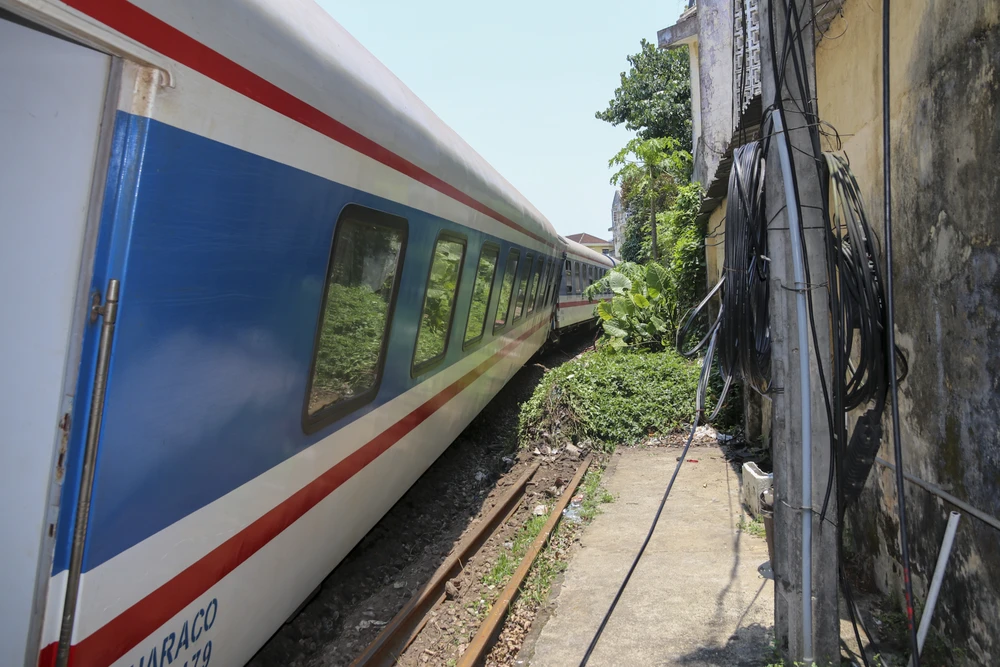 Lực lượng chức năng lên phương án sử dụng cần cẩu để sớm thông tuyến.